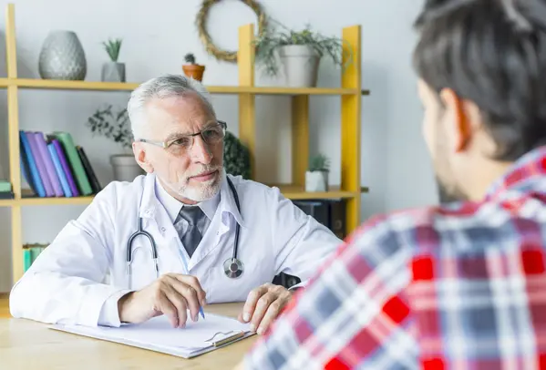 мужчина на приеме у врача