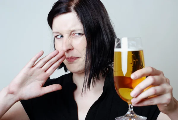 женщина с бокалом в руке